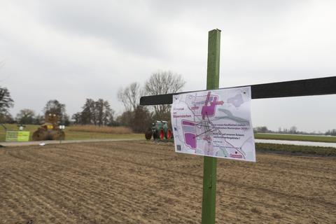 Protest auf dem Acker: Mit grünen Kreuzen machen Kritiker der Gewerbeflächenentwicklung ihrem Unmut Luft.           Archivfoto: Guido Schiek