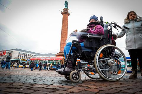 Dorina Senft aus Roßdorf kommt nur im Ausnahmefall mit ihrer Pflegerin Laura Hamdorf nach Darmstadt. Zu beschwerlich sind einfache Wege für die Frau im Rollstuhl.