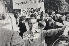 Lehrer Heinz Lüdde (mit Mikrophon) bei einem der Protest an der Georg-Büchner-Schule 1969. 