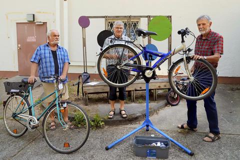 Sie wollen mit der Fahrradwerkstatt weitermachen  (von links): Johannes Borgetto, Wilfried Hanke und Malcolm Howlett. Foto: A. Kelm