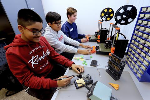 MINT kann Spaß machen, will das gleichnamige Zentrum vermitteln, und tatsächlich arbeiten die jungen Teilnehmer (v. l.) gern dort: Shaurya (12) repariert seinen Joystick, Siddhant (14) und Leonard (13) verwenden den 3D-Drucker. 