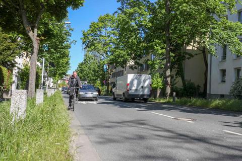 Mischverkehr in der Heinrichstraße: Fahrradfahrer und Kraftfahrzeuge teilen sich auf 58 Prozent aller Strecken eine Spur. Foto: Guido Schiek 
