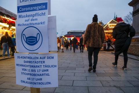 Weiter eingeschränktes Vergnügen: Der Weihnachtsmarkt in Darmstadt schließt ab Dienstag um 19 Uhr, freitags und samstags um 20 Uhr.  Foto: Guido Schiek