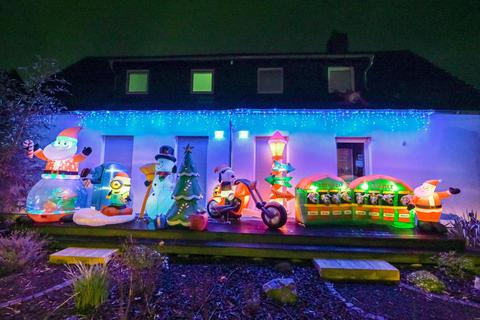 Die Weihnachtsdekoration vor dem Haus im Forstweg begeistert nicht nur die Kinder in der Heimstättensiedlung. Foto: Dirk Zengel