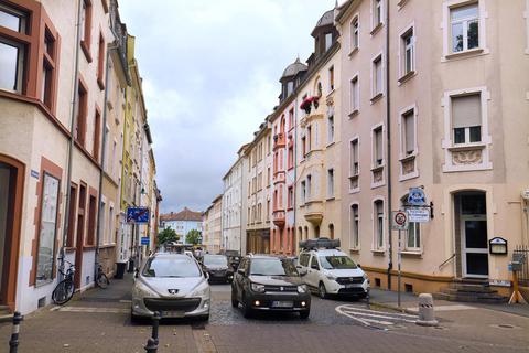 Liebfrauenstraße im Martinsviertel: Beidseitig wird auf Gehwegen geparkt, dazwischen Autofahrer, die den Stau auf dem Rhönring umfahren wollen.   Foto: Andreas Kelm