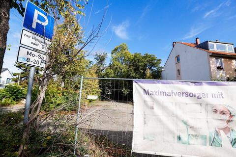 Der abgesperrte Klinikumsparkplatz wird auch weiterhin nicht fürs Parken freigegeben. Foto: Guido Schiek