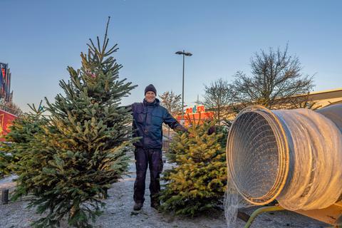 „Ich bin einsneuzig“, sagt Benedikt Kehl, um Kunden eine Orientierungshilfe beim Weihnachtsbaumkauf zu geben.