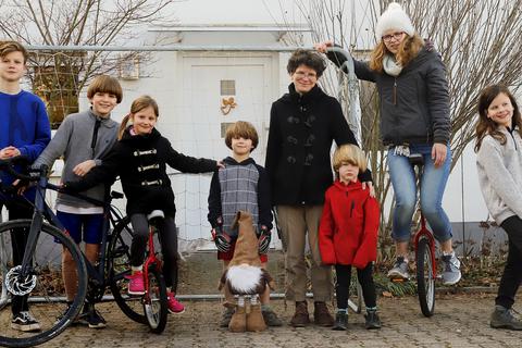 Großfamilie im Lockdown: Sigita Urdze (vierte von rechts) mit ihren Kindern (von links) Mattis (15), Toms (13), Laima (5), Maris (6), Janis (4), Indra (18) und Daina (10).  Foto: Andreas Kelm