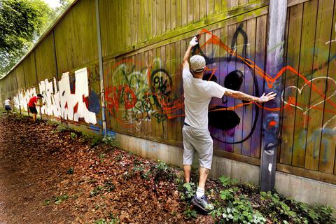 Sprayer setzen erste Zeichen, Figuren und Tags auf die Graffiti-Wand in Eberstadt. Die Malfläche ist die Rückseite einer Lärmschutzwand. Foto: Andreas Kelm