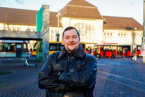 Michael Ziemek kandidiert für die Wählergemeinschaft Darmstadt bei der Oberbürgermeisterwahl in Darmstadt. Hier vor dem Hauptbahnhof auf dem Platz der Deutschen Einheit. 
