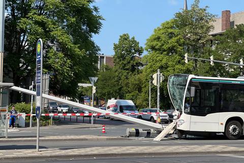 Bei einem schweren Unfall mit einem Linienbus auf der Landgraf-Georg-Straße in Darmstadt sind mehrere Menschen verletzt worden.