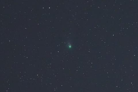 Der Komet C/2022 leuchtet derzeit grünlich am Nachthimmel. Er ist in sternklaren Nächten derzeit mit etwas Glück auch mit bloßem Auge zu sehen. 