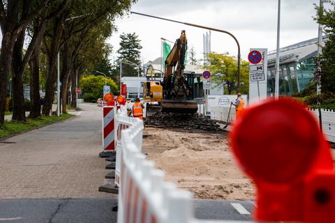 Die Pflasterungen in der Hilpertstraße kommen raus und werden durch eine Asphaltdecke ersetzt. Die Maßnahme ist Teil der Vorbereitungen für den Einbahnstraßenring.           Foto: Guido Schiek
