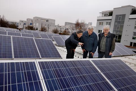 Ulla Hoppe, Peter Maier und Wolfgang Heymann (von links) inspizieren eine Fotovoltaikanlage der Genossenschaft in der Elisabeth-Selbert-Straße. Foto: Andreas Kelm