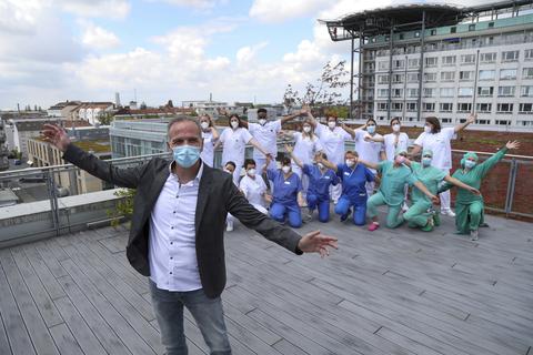 Der Riedstädter Liedermacher Salvatore de Nardo mit Pflegekräften auf dem Dach eines Klinikumgebäudes. Foto: Guido Schiek