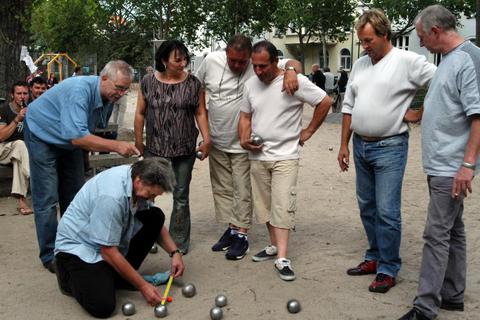 Regelmäßig treten Boulespieler aus dem Martinsviertel und dem gleichnamigen Stadtteils Troyes’ gegeneinander an.Archivfoto: Claus Völker  Foto: 