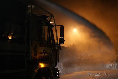 In den frühen Morgenstunden brannten in der Darmstädter Innenstadt mehrere Materialbunker eines Entsorgungsunternehmens. Foto: Feuerwehr Darmstadt 