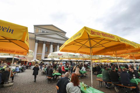 Im Heinergadde auf dem Karolinenplatz traf man sich nach langer Babbel-Abstinenz – aber ohne Begrüßungsküsschen.  Foto: Guido Schiek