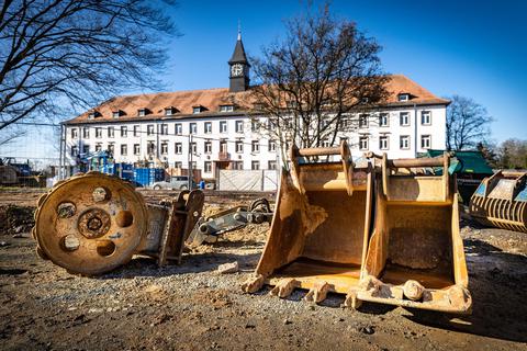 Ludwigshöhviertel: Die meisten Bagger und Baumaschinen ruhen auf dem weiten Gelände, denn gebaut wird hier erstmal nicht viel. Im Hintergrund eines der historischen Kasernengebäude, die einmal das Zentrum des Quartiers bilden sollen.