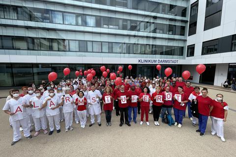 Alarmstufe Rot: Mitarbeiter des Klinikums in Darmstadt beteiligen sich an der Protestaktion der Deutschen Krankenhausgesellschaft. Foto: Klinikum