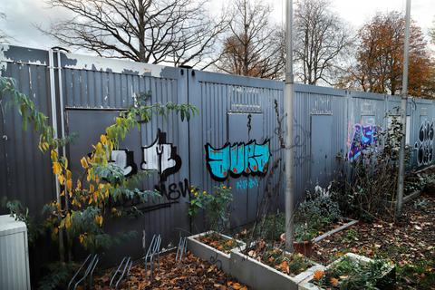 Nicht mehr zu benutzen ist der 30 Jahre alte Container an der Bessunger Schule.  Foto: Andreas Kelm 