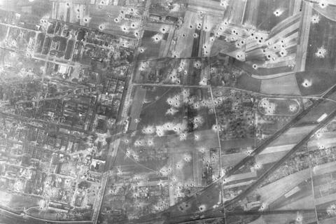 Das Foto vom März 1945 zeigt, welchen Bombenteppich die Amerikaner am 12. Dezember 1944 über dem Darmstädter Norden abwarfen, um die Industrie zu schädigen. Foto: Stadtarchiv 