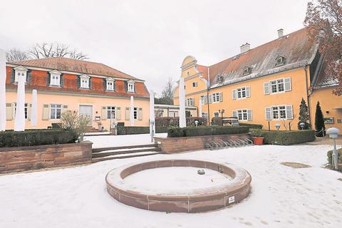 Das Jagdschloss Kranichstein mit Hotel (rechts) und Restaurant Kavaliersbau im Winterschlaf.  Foto: Andreas Kelm