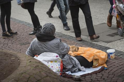 Obdachlose, die Hunde als Begleiter haben, dürfen in Darmstadt weiterhin in der Fußgängerzone Passanten um Geld bitten – wenn es den Tieren bei ihnen gut geht. Archivfoto: dpa