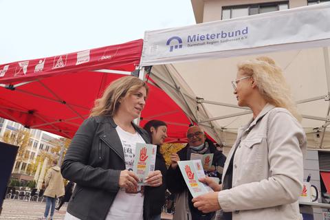 Am Aktionstag für Mietenstopp informiert sich Mieterin Grazyna Rusu im Zentrum von Darmstadt bei Regina Kamm (rechts) vom Mieterbund. Foto: Andreas Kelm