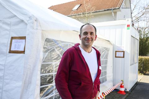 Der Darmstädter Hausarzt Predrag Matic will in diesem Zelt nach Ostern Covid-Schutzimpfungen anbieten. Foto: Guido Schiek