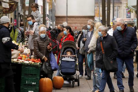 Seit Samstag gilt in der Innenstadt die Maskenpflicht auch draußen. Foto: Andreas Kelm