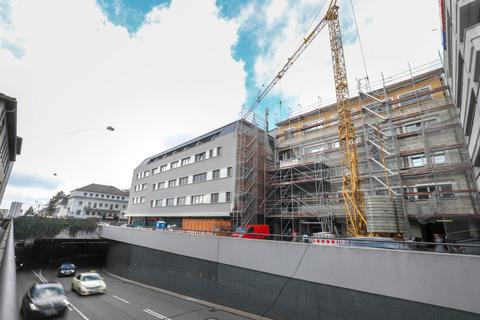 Bis zum Sommer 2019 sollen die Wohnungen im Wilhelminenkomplex (Foto oben) fertiggestellt sein. Foto: Guido Schiek 