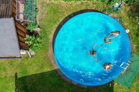 Zu Beginn der Corona-Pandemie herrschte ein wahrer Run auf Pools. Angesichts der erwarteten Hitzewelle steigt die Verlockung, sie zu befüllen – sofern das nicht längst geschehen ist. Foto: dpa