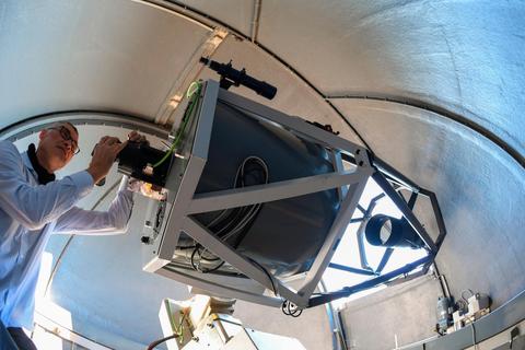 Ein Späher ins All: Erwin Schwab am Teleskop in der Sternwarte auf dem Kleinen Feldberg im Taunus.  Archivfoto: dpa 
