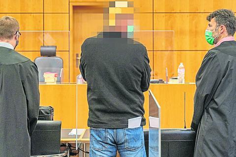 Der angeklagte 45-jährige Berufskraftfahrer (Mitte), hier zu Prozessbeginn mit seinen Anwälten Dennis Meyer und Henning Walter im Amtsgericht.     Foto: Marc Wickel 