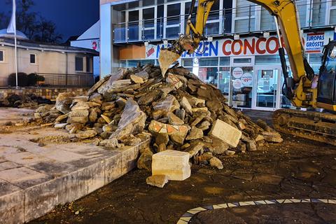 Bagger haben im Januar in kurzer Zeit die bunten Fliesen und Objekte auf dem Viktor-Schauberger-Platz an der Heidelberger Straße beseitigt.  Foto: Jens Seidel