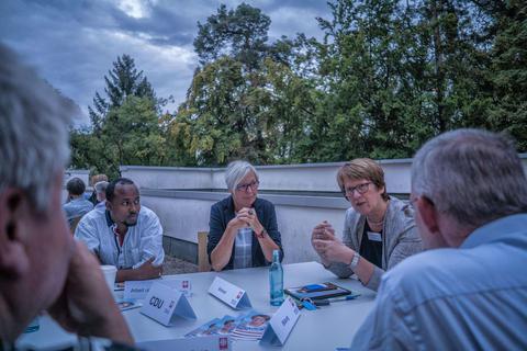 Auf Einladung von Caritas und Diakonie stellen sich Direktkandidaten, hier Karin Wolff (CDU), den Fragen der Bürger. Foto: Marc Wickel