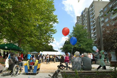 Auf dem Platz der „Neuen Mitte“ in Kranichstein findet am Samstag ein Flohmarkt statt. Archivfoto: Guido Schiek     Foto: 