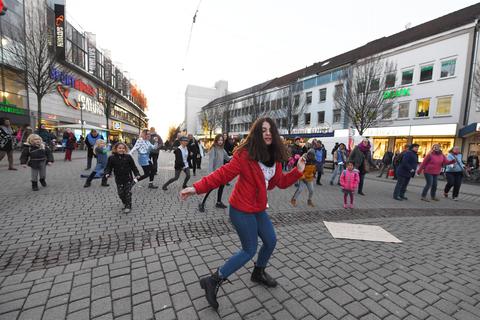 Nach einem Protestzug durch die Stadt endet die Veranstaltung „One Billion Rising“ mit einem Tanz auf dem Ludwigsplatz. Foto: Dirk Zengel