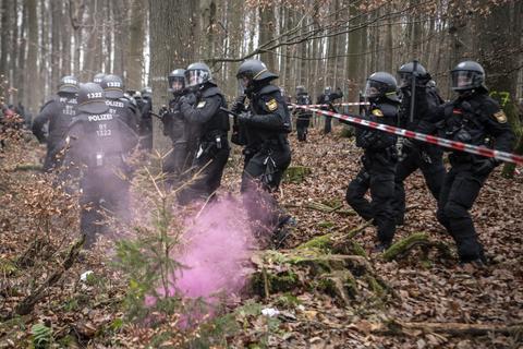 Einsatz im Wald: Im Dannenröder Forst sind Polizisten aus ganz Hessen am Start – auch aus Darmstadt.    Foto: dpa