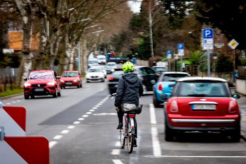 Radler auf der Dieburger Straße sollen nun besser vor Konflikten mit Autofahrern geschützt sein - parkenden wie fahrenden. Foto: Sascha Lotz 