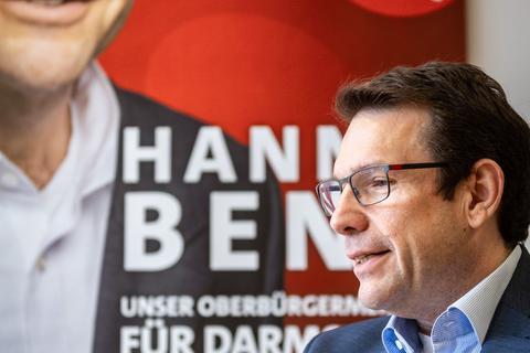 Da ist auch die Sozialdemokratie gewählt worden, sagt Hanno Benz. Hier in der Parteizentrale, wo all seine Plakate noch hängen. 