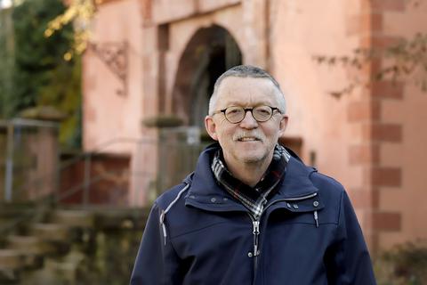 TU-Kanzler Manfred Efinger hört auf und lässt sich an einem seiner Lieblingsorte fotografieren, dem Schlossgraben. 