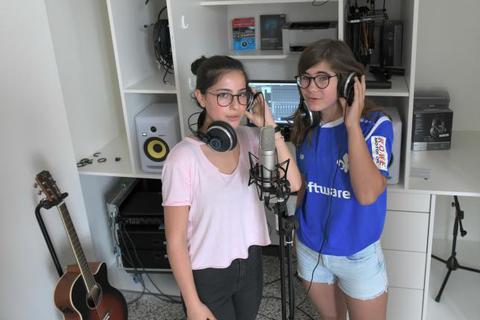 Auch Leyla Isik (14) aus der Klasse 8c (links) und Anna Combier (13) aus der Klasse 7b nehmen an dem Projekt im Tonstudio der Viktoriaschule teil.Foto: Dirk Zengel  Foto: Dirk Zengel