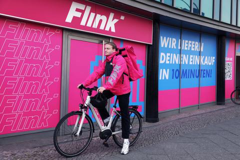 Flink in pink: Das Unternehmen verspricht, den Wocheneinkauf innerhalb von nur zehn Minuten nach Hause zu liefern. Foto: Flink