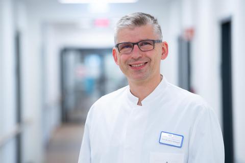 Carl Schimanski, Leiter der Klinik für Gastroenterologie am Klinikum, setzt Künstliche Intelligenz bei der Darmkrebsvorsorge ein. Foto; Klinikum Darmstadt 