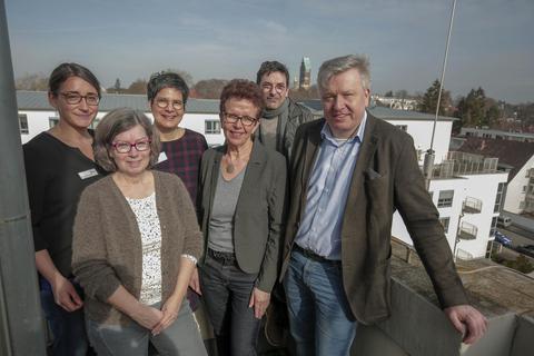 Abschluss der „Echo hilft!“-Aktion beim Hospizverein Darmstadt (von links): Swantje Goebel, Gabriela Enderlich, Kim Häussler, Agnes Thorn, Hartmut Hohm und Lars Hennemann. Foto: Guido Schiek