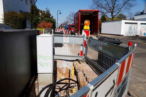 Strom- und Straßenbeleuchtungskabel werden derzeit im Langgässerweg verlegt. Foto: Guido Schiek 