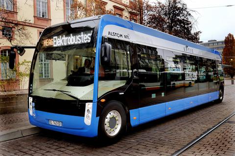 Heag-Mobilo hat in Darmstadt bereits 2018 einen Elektrobus getestet. Hier ist er an der Haltestelle vor dem Darmstädter Schloss zu sehen. Archivfoto: Andreas Kelm