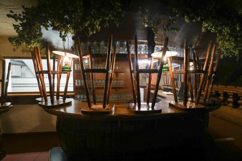 Stühle hoch: Um die Ausbreitung von Covid-19 einzudämmen, müssen alle Restaurants, Bars und Cafés um 23 Uhr schließen. Kioske dürfen von 23 Uhr bis 6 Uhr in der Frühe keinen Alkohol mehr verkaufen.  Foto: Guido Schiek 